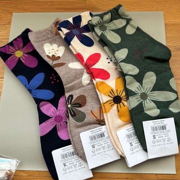 Women’s Green Floral Socks. Trendy Floral socks with a decorative flora… - Picture 2 of 2